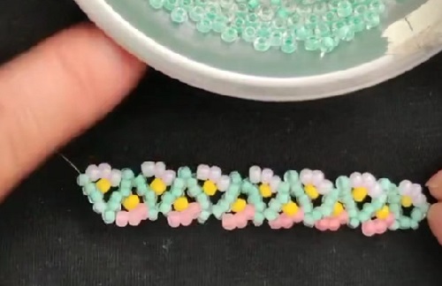 7月10日，兼職手工活可以帶回家做的，在家里做什么可以掙錢，開手工加工廠，手工之家對每一個合作人員公平、開放、真誠，圖為串珠米珠繡純手工產(chǎn)品剪影