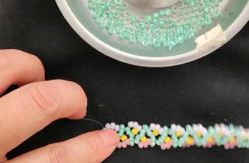 7月10日，兼職手工活可以帶回家做的，在家里做什么可以掙錢，開手工加工廠，手工之家對每一個合作人員公平、開放、真誠，圖為串珠米珠繡純手工產(chǎn)品剪影