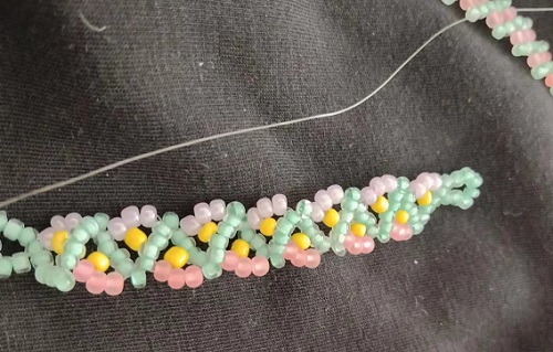 7月10日，兼職手工活可以帶回家做的，在家里做什么可以掙錢，開手工加工廠，手工之家對每一個合作人員公平、開放、真誠，圖為串珠米珠繡純手工產(chǎn)品剪影