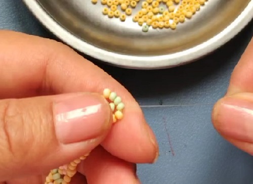 7月18日，在家兼職手工活，靈活就業(yè)創(chuàng)業(yè)手工副業(yè)，開手工加工廠，手工之家與合作人員一起成長收獲，圖為串珠米珠繡純手工產(chǎn)品剪影