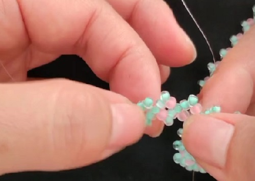 7月22日，手工活兼職是真的嗎？居家專兼職的好副業(yè)，做手工傳承官，開(kāi)手工加工廠，在手工之家，成績(jī)和榮譽(yù)都是大家的，圖為串珠米珠繡純手工加工剪影