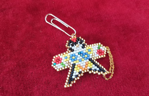 7月23日，在家兼職手工活，帶回家做的手工項目，做手工傳承官，合作長期穩(wěn)定，因為手工之家和手工事業(yè)一直在創(chuàng)新發(fā)展，圖為串珠米珠繡純手工產(chǎn)品剪影