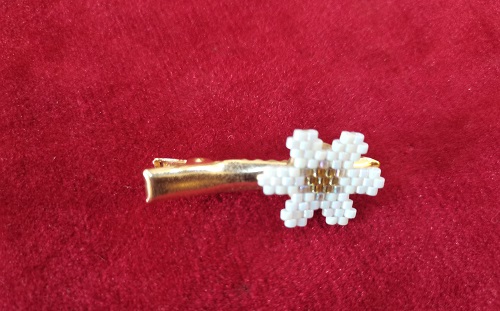 7月23日，在家兼職手工活，帶回家做的手工項目，做手工傳承官，合作長期穩(wěn)定，因為手工之家和手工事業(yè)一直在創(chuàng)新發(fā)展，圖為串珠米珠繡純手工產(chǎn)品剪影