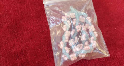 7月27日，可在家做的兼職手工活，在家做串珠手工掙錢，做手工傳承官，在手工之家掙錢，要堅持做好這四點，圖為串珠米珠繡純手工產(chǎn)品剪影