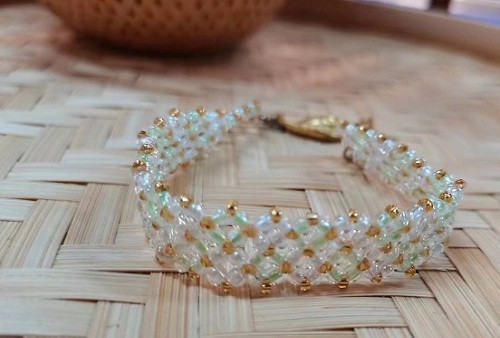 8月1日，手工活兼職招聘信息，正規(guī)可靠的手工項(xiàng)目，做手工傳承官，就業(yè)創(chuàng)業(yè)都可以，越來(lái)越多人選擇與手工之家合作，圖為串珠米珠繡純手工產(chǎn)品剪影