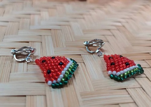 8月7日，在家做的手工活正規(guī)平臺，拿回家做的手工項目，做手工傳承官，手工之家提供平臺和機遇，努力才有好收獲，圖為串珠米珠繡純手工產(chǎn)品剪影