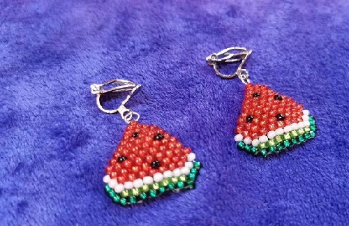 8月7日，在家做的手工活正規(guī)平臺，拿回家做的手工項目，做手工傳承官，手工之家提供平臺和機遇，努力才有好收獲，圖為串珠米珠繡純手工產(chǎn)品剪影