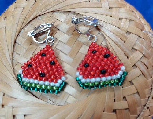 8月7日，在家做的手工活正規(guī)平臺，拿回家做的手工項目，做手工傳承官，手工之家提供平臺和機遇，努力才有好收獲，圖為串珠米珠繡純手工產(chǎn)品剪影