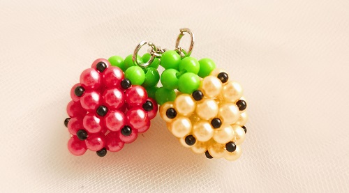 8月22日，兼職手工活外發(fā)加工在家可做，專兼職都能干的純手工，做手工傳承官，手工之家的合作，都會(huì)讓大家先了解清楚、學(xué)會(huì)掌握，圖為串珠米珠繡純手工產(chǎn)品剪影