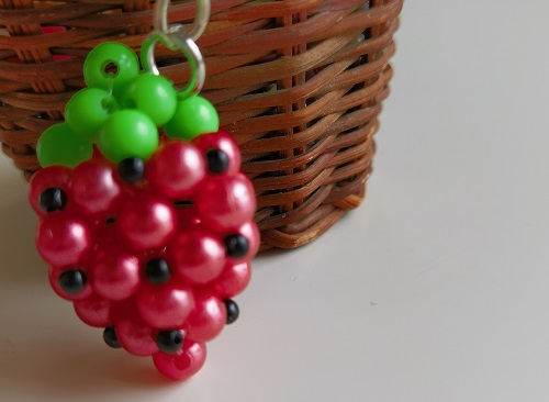 8月22日，兼職手工活外發(fā)加工在家可做，專兼職都能干的純手工，做手工傳承官，手工之家的合作，都會(huì)讓大家先了解清楚、學(xué)會(huì)掌握，圖為串珠米珠繡純手工產(chǎn)品剪影