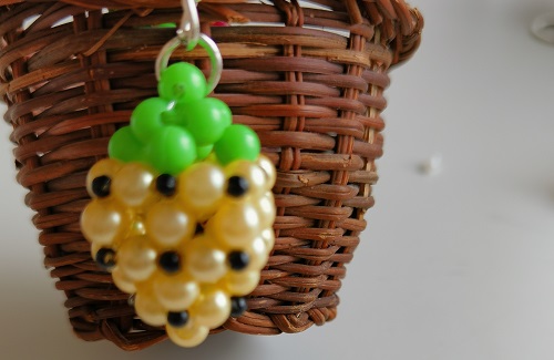 8月22日，兼職手工活外發(fā)加工在家可做，專兼職都能干的純手工，做手工傳承官，手工之家的合作，都會(huì)讓大家先了解清楚、學(xué)會(huì)掌握，圖為串珠米珠繡純手工產(chǎn)品剪影