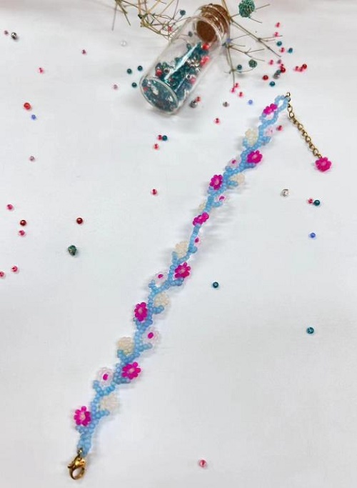 9月6日，附近有沒(méi)有兼職手工活，居家靈活就業(yè)的好副業(yè)，做手工傳承官，與手工之家，合作制度和服務(wù)讓人放心，圖為串珠米珠繡純手工產(chǎn)品剪影