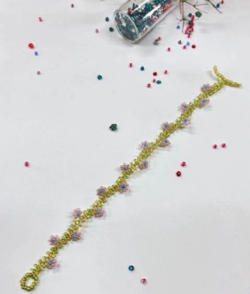 9月9日，手工活接單平臺(tái)，想接正規(guī)廠家的手工，做手工傳承官，與手工之家合作，合作內(nèi)容多，收入也多，圖為串珠米珠繡純手工產(chǎn)品剪影