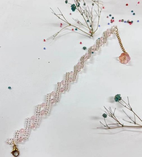 9月11日，在家里就能賺錢的工作，靈活就業(yè)好副業(yè)，手工活加工外發(fā)回收，做手工傳承官，與手工之家合作，穩(wěn)定可靠，心里踏實，圖為串珠米珠繡純手工產品剪影