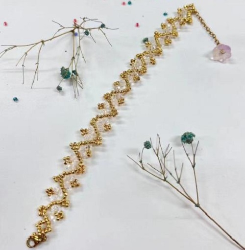 9月11日，在家里就能賺錢的工作，靈活就業(yè)好副業(yè)，手工活加工外發(fā)回收，做手工傳承官，與手工之家合作，穩(wěn)定可靠，心里踏實，圖為串珠米珠繡純手工產品剪影