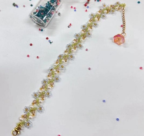 9月12日，家里干的手工活兼職，帶回家做的手工項目，做手工傳承官，為了做好純手工事業(yè)，手工之家一直在創(chuàng)新，圖為串珠米珠繡純手工產品剪影