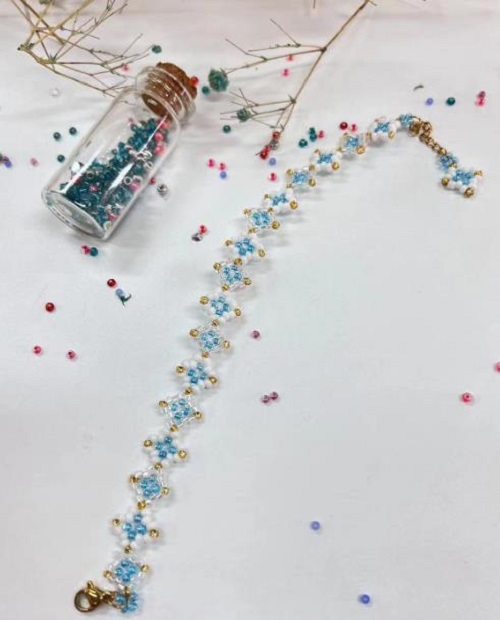 9月12日，家里干的手工活兼職，帶回家做的手工項目，做手工傳承官，為了做好純手工事業(yè)，手工之家一直在創(chuàng)新，圖為串珠米珠繡純手工產品剪影