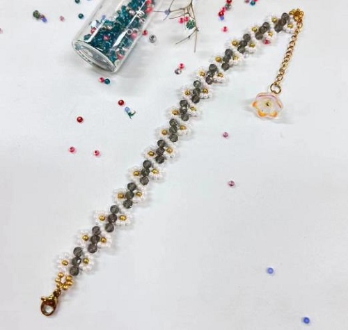 9月12日，家里干的手工活兼職，帶回家做的手工項目，做手工傳承官，為了做好純手工事業(yè)，手工之家一直在創(chuàng)新，圖為串珠米珠繡純手工產品剪影