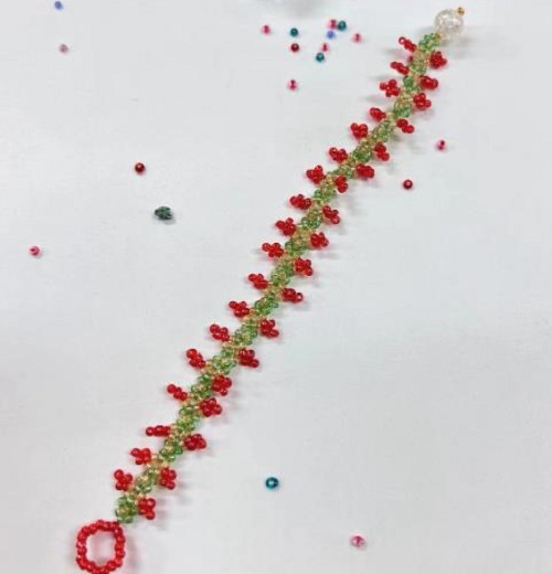 9月14日，兼職手工活可以帶回家做的，做手工傳承官，居家手工項(xiàng)目，在手工之家，純手工適合大家靈活就業(yè)創(chuàng)業(yè)，圖為串珠米珠繡純手工產(chǎn)品剪影