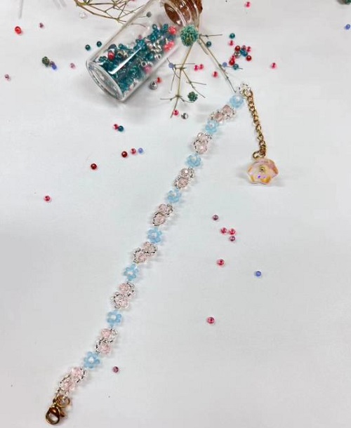 9月16日，在家就能賺錢的工作，拿回家做的手工活，做手工傳承官，手工之家的純手工，多種業(yè)務(wù)能同時做，圖為串珠米珠繡純手工產(chǎn)品剪影