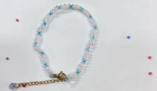 9月21日，手工活從哪里找廠家，想接正規(guī)廠家的手工輕資產(chǎn)創(chuàng)業(yè)，做手工傳承官，與手工之家合作，看自己的情況選擇收入更好，圖為串珠米珠繡純手工產(chǎn)品剪影