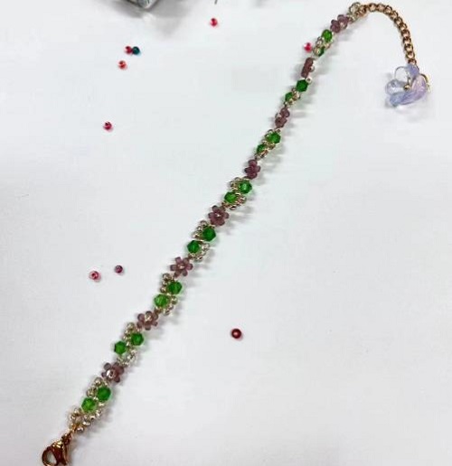 9月21日，手工活從哪里找廠家，想接正規(guī)廠家的手工輕資產(chǎn)創(chuàng)業(yè)，做手工傳承官，與手工之家合作，看自己的情況選擇收入更好，圖為串珠米珠繡純手工產(chǎn)品剪影