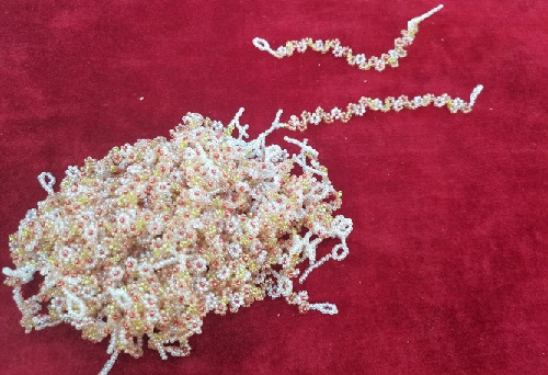 10月5日，在家就能做的兼職創(chuàng)業(yè)項(xiàng)目，輕資產(chǎn)創(chuàng)業(yè)做手工傳承官，拿回家做的手工可信可靠，在手工之家，男女都能做好這份純手工事業(yè)，圖為串珠米珠繡純手工產(chǎn)品剪影