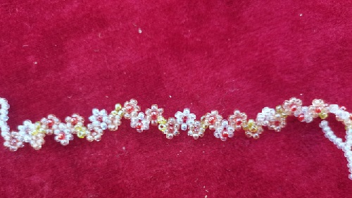 10月5日，在家就能做的兼職創(chuàng)業(yè)項(xiàng)目，輕資產(chǎn)創(chuàng)業(yè)做手工傳承官，拿回家做的手工可信可靠，在手工之家，男女都能做好這份純手工事業(yè)，圖為串珠米珠繡純手工產(chǎn)品剪影