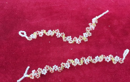 10月5日，在家就能做的兼職創(chuàng)業(yè)項(xiàng)目，輕資產(chǎn)創(chuàng)業(yè)做手工傳承官，拿回家做的手工可信可靠，在手工之家，男女都能做好這份純手工事業(yè)，圖為串珠米珠繡純手工產(chǎn)品剪影