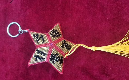10月11日，手工活兼職可帶回家，拿回家的手工創(chuàng)業(yè)項(xiàng)目，做手工傳承官，在家做手工掙錢，在手工之家，多種手工業(yè)務(wù)可以一起做，圖為串珠米珠繡純手工產(chǎn)品剪影