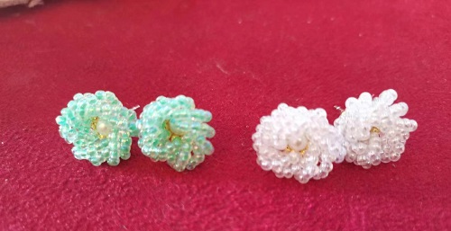 10月16日，手工活兼職可帶回家，手工靈活的副業(yè)創(chuàng)業(yè)項(xiàng)目，做手工傳承官微創(chuàng)業(yè)，因?yàn)榱私猓止ぶ疑钍艽蠹倚湃魏椭С郑瑘D為串珠米珠繡純手工產(chǎn)品剪影