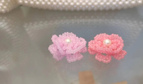 10月17日，可在家做的兼職手工活, 想接正規(guī)廠家的手工創(chuàng)業(yè)項目，輕資產(chǎn)創(chuàng)業(yè)做手工傳承官，與手工之家合作，這里的產(chǎn)品是事業(yè)的根本，圖為串珠米珠繡純手工產(chǎn)品剪影