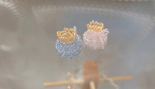 10月22日，手工活外發(fā)加工正規(guī)的廠家，微創(chuàng)業(yè)做手工傳承官，開手工加工廠，大家與手工之家始終是平等、共贏的關(guān)系，圖為串珠米珠繡純手工產(chǎn)品剪影