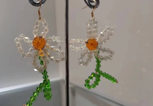 10月23日，在家做的手工小成本創(chuàng)業(yè)項目，手工兼職創(chuàng)業(yè)的正規(guī)網站，開飾品加工廠，做手工傳承官，在手工之家，重視與每一位人員的合作，圖為串珠米珠繡純手工產品剪影