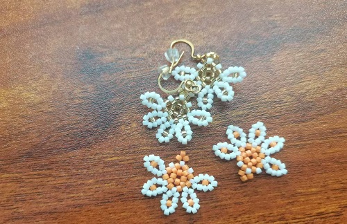 11月10日，手工活拿回家做，靈活就業(yè)手工創(chuàng)業(yè)居家掙錢(qián)，微創(chuàng)業(yè)做手工傳承官，與手工之家合作，手工加工等業(yè)務(wù)好做又掙錢(qián)，圖為串珠米珠繡純手工產(chǎn)品剪影