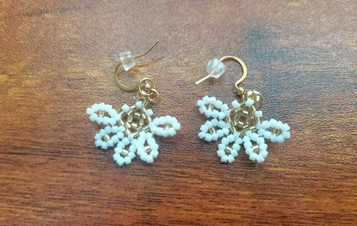 11月10日，手工活拿回家做，靈活就業(yè)手工創(chuàng)業(yè)居家掙錢(qián)，微創(chuàng)業(yè)做手工傳承官，與手工之家合作，手工加工等業(yè)務(wù)好做又掙錢(qián)，圖為串珠米珠繡純手工產(chǎn)品剪影