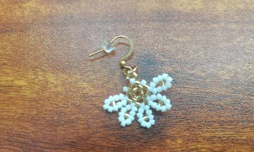 11月10日，手工活拿回家做，靈活就業(yè)手工創(chuàng)業(yè)居家掙錢(qián)，微創(chuàng)業(yè)做手工傳承官，與手工之家合作，手工加工等業(yè)務(wù)好做又掙錢(qián)，圖為串珠米珠繡純手工產(chǎn)品剪影