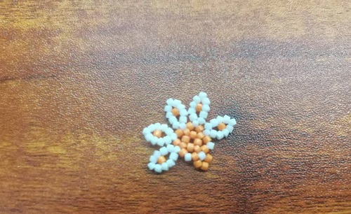 11月10日，手工活拿回家做，靈活就業(yè)手工創(chuàng)業(yè)居家掙錢(qián)，微創(chuàng)業(yè)做手工傳承官，與手工之家合作，手工加工等業(yè)務(wù)好做又掙錢(qián)，圖為串珠米珠繡純手工產(chǎn)品剪影