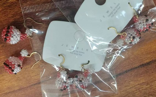 11月14日，外發(fā)手工領(lǐng)回家做，靈活副業(yè)創(chuàng)業(yè)，低成本做手工傳承官，在手工之家，選擇怎樣的合作，大家說了算，圖為串珠純米珠繡純手工產(chǎn)品剪影