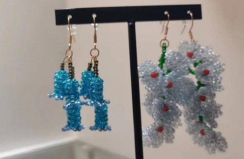 11月15日，手工活拿回家做在哪里找，居家副業(yè)創(chuàng)業(yè)，微創(chuàng)業(yè)做手工傳承官，在手工之家，純手工讓大家一年四季有錢掙，圖為串珠米珠繡手工產(chǎn)品材料剪影