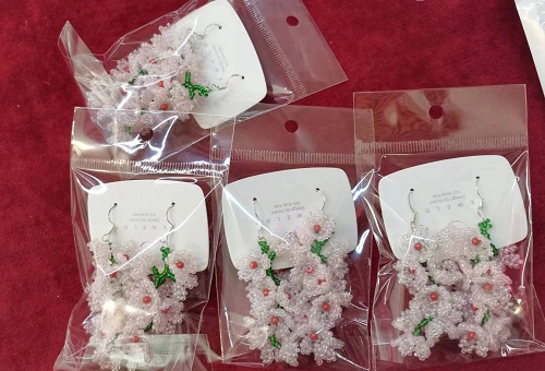 11月15日，手工活拿回家做在哪里找，居家副業(yè)創(chuàng)業(yè)，微創(chuàng)業(yè)做手工傳承官，在手工之家，純手工讓大家一年四季有錢掙，圖為串珠米珠繡手工產(chǎn)品材料剪影