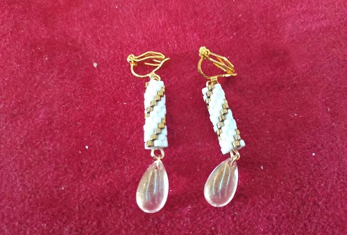 11月15日，手工活拿回家做在哪里找，居家副業(yè)創(chuàng)業(yè)，微創(chuàng)業(yè)做手工傳承官，在手工之家，純手工讓大家一年四季有錢掙，圖為串珠米珠繡手工產(chǎn)品材料剪影