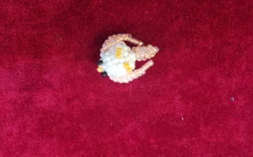 11月16日，手工活外發(fā)加工可靠嗎？純手工靈活就業(yè)創(chuàng)業(yè)，微創(chuàng)業(yè)做手工傳承官，在手工之家，自由選擇、靈活掙錢，圖為串珠米珠繡純手工產(chǎn)品剪影