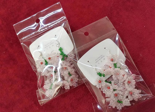 11月29日，在家能做的手工活兼職，帶回家做的手工創(chuàng)業(yè)項(xiàng)目，微創(chuàng)業(yè)做手工傳承官，手工之家服務(wù)好，圖為串珠米珠繡純手工產(chǎn)品剪影