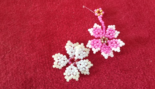 12月5日，手工活接單正規(guī)平臺(tái)，拿回家做的手工創(chuàng)業(yè)項(xiàng)目，小成本創(chuàng)業(yè)做手工傳承官，在手工之家，產(chǎn)品、市場，合作、服務(wù)都有實(shí)實(shí)在在的行動(dòng)，圖為串珠米珠繡純手工產(chǎn)品剪影