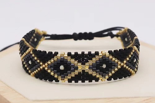 12月10日，手工活外發(fā)加工網(wǎng)，在家做手工掙錢(qián)，小成本創(chuàng)業(yè)做手工傳承官，手工之家的純手工事業(yè)是大家的，圖為串珠米珠繡純手工產(chǎn)品剪影