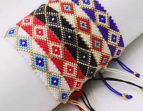 12月10日，手工活外發(fā)加工網(wǎng)，在家做手工掙錢(qián)，小成本創(chuàng)業(yè)做手工傳承官，手工之家的純手工事業(yè)是大家的，圖為串珠米珠繡純手工產(chǎn)品剪影