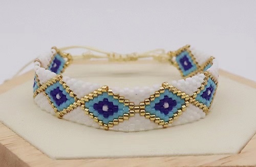 12月10日，手工活外發(fā)加工網(wǎng)，在家做手工掙錢(qián)，小成本創(chuàng)業(yè)做手工傳承官，手工之家的純手工事業(yè)是大家的，圖為串珠米珠繡純手工產(chǎn)品剪影