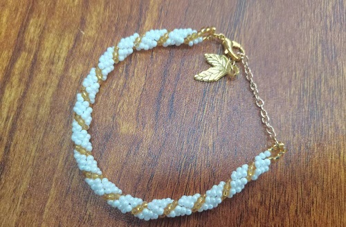 12月14日，哪里可以做手工活兼職，手工拿回家做，微創(chuàng)業(yè)做手工傳承官，在手工之家，了解的清楚，合作的放心，圖為串珠米珠繡純手工產(chǎn)品剪影