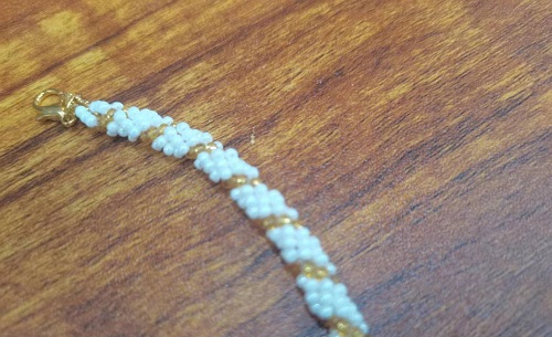 12月14日，哪里可以做手工活兼職，手工拿回家做，微創(chuàng)業(yè)做手工傳承官，在手工之家，了解的清楚，合作的放心，圖為串珠米珠繡純手工產(chǎn)品剪影